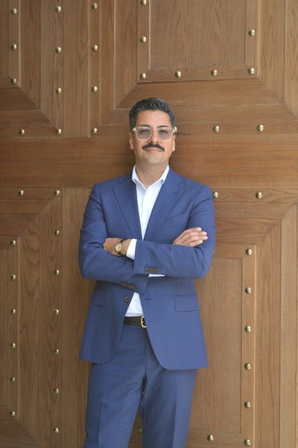 Pedram Dadgar, Portrait vor Holztür (Hochformat)
